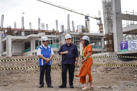 Menteri BUMN Erick Thohir (tengah) berbincang dengan Dirut PP Novel Arsyad (kiri) dan Dirut Pertamina Bina Medika IHC Mira Dyah Wahyuni (kanan) saat meninjau progres pembangunan Kawasan Ekonomi Khusus (KEK) Sanur, Bali, Kamis (6/7/2023). Foto: Dhemas Reviyanto/ANTARA FOTO