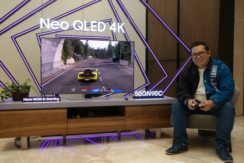 Ubay Bayanudin dan Samsung Neo QLED 4K TV. Foto: Dok. Samsung
