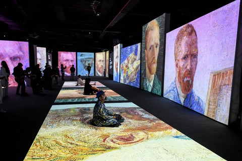Pengunjung menyaksikan pameran multisensori karya seni Vincent Van Gogh yang bertajuk Van Gogh Alive di Mall Taman Anggrek, Jakarta, Kamis (6/7/2023).  Foto: Hafidz Mubarak A/ANTARA FOTO