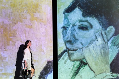Pengunjung menyaksikan pameran multisensori karya seni Vincent Van Gogh yang bertajuk Van Gogh Alive di Mall Taman Anggrek, Jakarta, Kamis (6/7/2023).  Foto: Hafidz Mubarak A/ANTARA FOTO