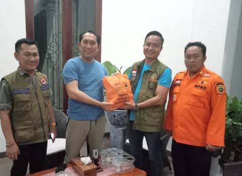 Sekertaris BPBD Sumsel M Iqbal Alisyahbana secara simbolis menyerahkan bantuan dari Pemprov Sumsek ke Bupati OKU Selatan Popo Ali, Foto : BPBD Sumsel