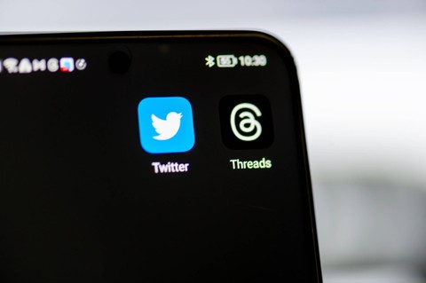 Ilustrasi aplikasi Threads dan Twitter. Foto: Svet foto/Shutterstock