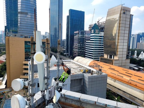 Teknisi melakukan pemeliharaan perangkat Base Transceiver Station (BTS) milik XL Axiata di sekitar Jalan HR. Rasuna Said, Jakarta Selatan, tidak jauh dari jalur LRT. Foto: XL Axiata