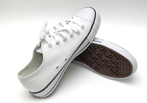 Tips mencuci sepatu kanvas. Foto: mypokcik/Shutterstock