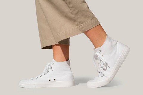 Tips mencuci sepatu kanvas. Foto: Rawpixel.com/Shutterstock