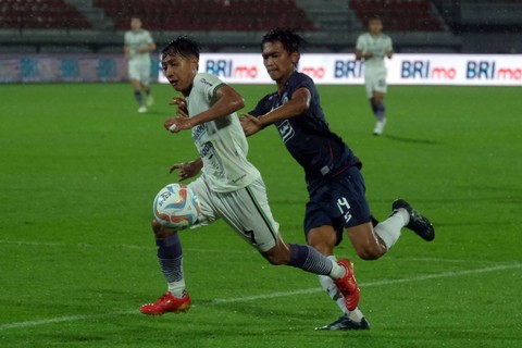 Pesepak bola Persib Bandung Beckham Putra (kiri) berebut bola dengan pesepak bola Arema FC Jayus Hariono (kanan) dalam pertandingan BRI Liga 1 di Stadion Kapten I Wayan Dipta, Gianyar, Bali, Jumat (7/7/2023). Foto: Nyoman Hendra Wibowo/Antara Foto