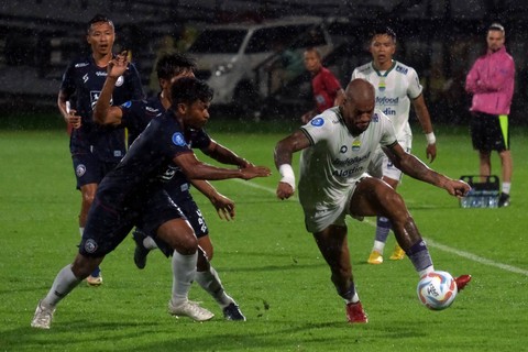 Pesepak bola Persib Bandung David Da Silva (kanan) berusaha melewati sejumlah pesepak bola Arema FC dalam pertandingan BRI Liga 1 di Stadion Kapten I Wayan Dipta, Gianyar, Bali, Jumat (7/7/2023). Foto: Nyoman Hendra Wibowo/Antara Foto