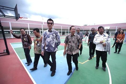 Ketua Yayasan Tjiptamas Eka Bangsa Deddy Djaja Ria (kiri) Direktur APP Sinar Mas Suhendra Wiriadinata (tengah) dan Kepala Bidang Sekolah Dasar Dinas Pendidikan Kabupaten OKI Tarmudik Ahmad (kanan), Foto : Istimewa