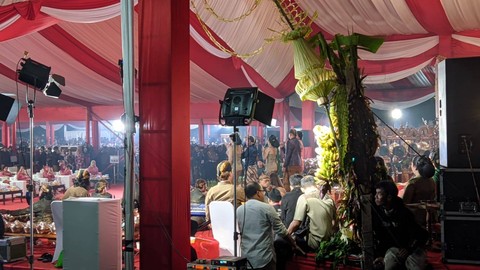 Suasana pertunjukan wayang Wahyu Cakraningrat di Lapangan Bhayangkara Mabes Polri, Jakarta, Jumat (7/7/2023) malam. Foto: Jonathan Devin/kumparan