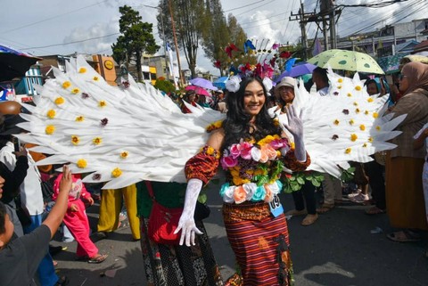 Peserta mengikuti pawai Festival Bunga dan Buah di Berastagi, Karo, Sumatera Utara, Jumat (7/7/2023).  Foto: Fransisco Carolio/ANTARA FOTO