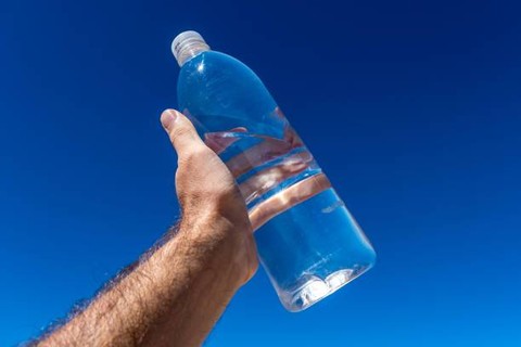 Ilustrasi Botol Minum Team, Foto: Unsplash.