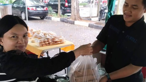 Relawan UMKM Sahabat Sandi Uno membagikan paket makan saat mengikuti 'Bazar Serentak' di Cakung, Jakarta Timur, Jumat (7/7/2023). Foto: Dok. Istimewa