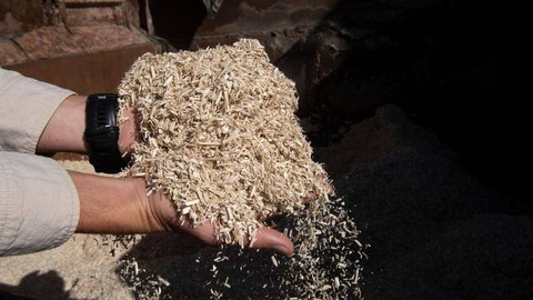 Seorang pekerja menunjukkan rami kering dari Prancis yang digunakan untuk membuat batu bata di Cape Town, Afrika Selatan.