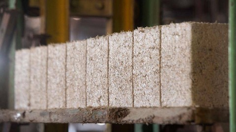 Balok-balok rami yang baru dipres di pabrik Afrimat Hemp di Cape Town, Afrika Selatan.