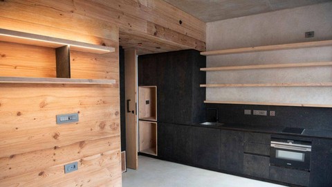 Bentuk interior sebuah apartemen yang hampir selesai yang menggunakan balok rami di Hotel Hemp, Cape Town, Afrika Selatan. 