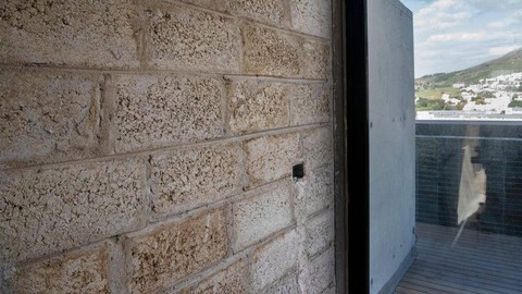 Dinding yang menggunakan balok dari rami di Afrika Selatan. 