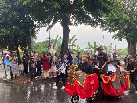 Ratusan peserta meriahkan festival Karnaval Budaya Topeng Maskland di PKOR, Way Halim. | Foto: Sinta Yuliana/Lampung Geh