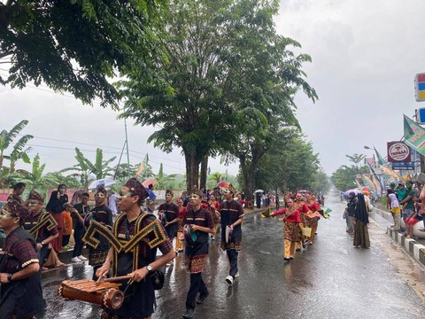 Ratusan peserta meriahkan festival Karnaval Budaya Topeng Maskland di PKOR, Way Halim. | Foto: Sinta Yuliana/Lampung Geh