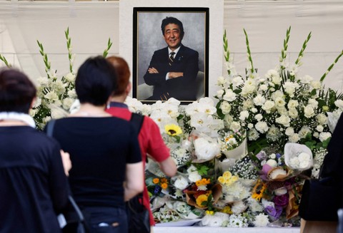 Sejumlah pelayat berdoa untuk mendiang Perdana Menteri Jepang Shinzo Abe, dalam upacara peringatan satu tahun pembunuhannya di kuil Zojoji, Tokyo, Jepang, Sabtu (8/7/2023). Foto: Issei Kato/REUTERS