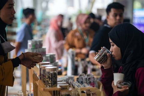 Pengunjung mencium aroma teh dari artisan teh Indonesia di Java Tea Festival (JTF) dalam gelaran Karya Kreatif Jawa Barat (KKJ) dan Pekan Kreasi Jawa Barat (PKJB) 2023 di Gedung Sate, Bandung, Jawa Barat, Sabtu (8/7/2023).  Foto: ANTARA FOTO/M Agung Rajasa