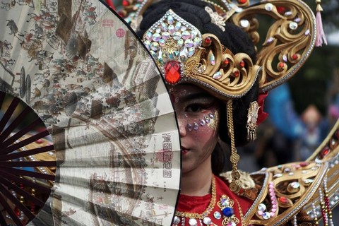 Peserta berpose dengan kostum kreasi batik pada acara Solo Batik Carnival (SBC) 2023 di Solo, Jawa Tengah, Sabtu (8/7/2023). Foto: Mohammad Ayudha/ANTARA FOTO