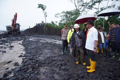 Menko PMK Muhadjir Effendy (kanan) meninjau tanggul yang rusak di Candipuro, Lumajang, Jawa Timur, Sabtu (8/7/2023). Foto: Irfan Sumanjaya/ANTARA FOTO