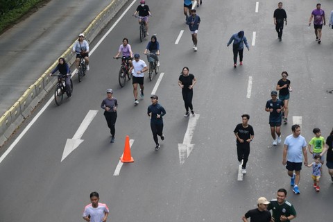 Warga melakukan aktivitas olahraga di CFD Jakarta. Foto: Fitra Andrianto/kumparan