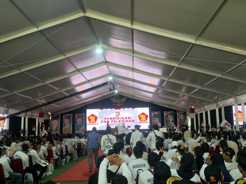 Suasana konsolidasi kader Partai Gerindra se-Tangerang Raya di alun-alun Kota Tangerang pada Minggu (9/7).  Foto: Luthfi Humam/kumparan