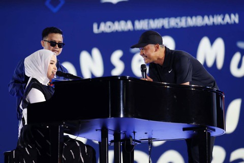 Gubernur Jawa Tengah Ganjar Pranowo saat bernyanyi bersama Putri Ariani dalam Konser Musik Langit Berdendang di Stadion Manahan Solo, Sabtu (8/7). Foto: Dok. Istimewa