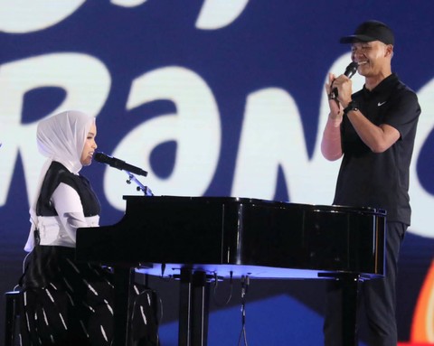 Ganjar Pranowo dan Putri Ariani saat menyanyikan lagu Bohemian Rhapsody milik Queen. Foto: Dok. Istimewa