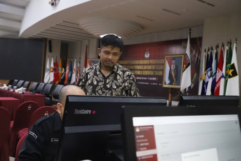 Komisioner KPU RI, Idham Kholik, meninjau petugas KPU yang melakukan perbaikan dokumen persyaratan bakal calon anggota dewan perwakilan rakyat oleh partai politik peserta pemilu serentak tahun 2024 di Gedung KPU, Jakarta, Minggu (9/7/2023). Foto: Fitra Andrianto/kumparan