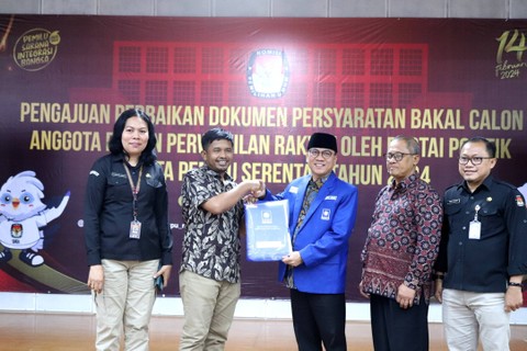 Wakil Ketua Umum PAN Yandri Susanto menyerahkan dokumen perbaikan Bacaleg dari Partai PAN kepada Komisioner KPU Idham Kholik, di Gedung KPU pada Minggu, (9/7/2023). Foto: Fitra Andrianto/kumparan