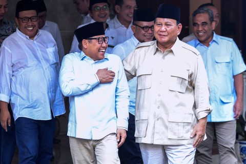 Muhaimin Iskandar berkelakar dengan Prabowo Subianto usai di Widya Chandra, Jakarta, Minggu (9/7/2023). Foto: Galih Pradipta/ANTARA