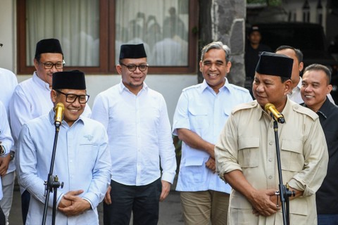 Ketua Umum Partai Gerindra Prabowo Subianto (kanan) bersama dengan Ketua Umum Partai Kebangkitan Bangsa (PKB) Muhaimin Iskandar (kiri) memberikan keterangan pers usai menggelar pertemuan di kawasan Widya Chandra, Jakarta, Minggu (9/7/2023). Foto: Galih Pradipta/ANTARA FOTO