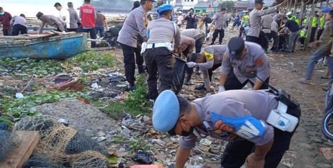 Ratusan Personil gabungan Polresta Bandar Lampung dan Warga Bersihkan Sampah di Pantai Sukaraja, Bandar Lampung. | Foto: Dok Humas Polresta Bandar
