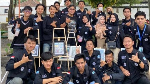 Sejumlah mahasiswa Komisi Penyiaran Islam UIN Raden Fatah berpose di depan lokasi pameran fotografi, Minggu (9/7) Foto: ary priyanto/urban id