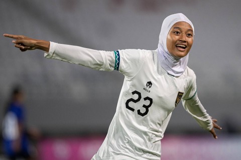Pemain Timnas Wanita Indonesia U-19 Ayunda Dwi Anggraini berselebrasi usai mencetak gol ke gawang Timnas Kamboja pada pertandingan AFF U-19 Women Championship 2023 di Stadion Gelora Sriwijaya Jakabaring Palembang, Sumatera Selatan, Minggu (9/7/2023). Foto: Nova Wahyudi/ANTARA FOTO