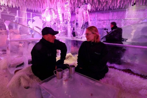 Pengunjung berbincang di tengah dinginnya Chillout Ice Lounge di Dubai, UEA.  Foto: Karim SAHIB / AFP