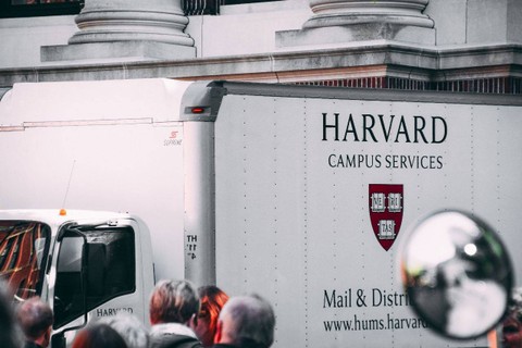 Ilustrasi truk dengan logo Harvard. (foto: pexels.com)