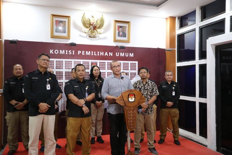 Konferensi pers KPU setelah menerima berkas dokumen perbaikan bakal calon legislatif di Kantor KPU, Jakarta, Senin (10/7).  Foto: Dok. KPU