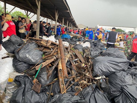 Kumpulan trashbag sampah di Pantai Sukaraja, Bandar Lampung | Foto : Sinta Yuliana/Lampung Geh