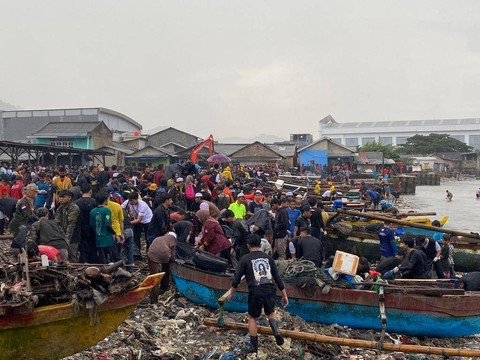 Ribuan Warga yang sedang bersihkan sampah di Pantai Sukaraja, Bandar Lampung | Foto : Sinta Yuliana/Lampung Geh