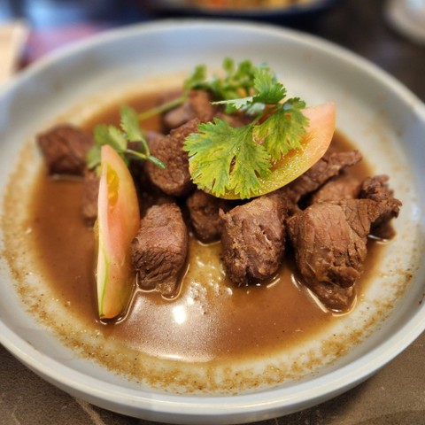 Menu Daging Sapi Tenderloin-kolaborasi Penang Bistro x Chef Norman Ismail. Foto: Azalia Amadea/kumparan