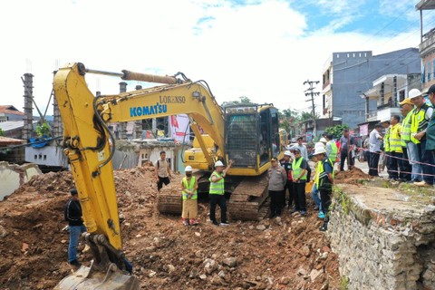 Gubernur Sulsel Andi Sudirman Sulaiman meninjau pembangunan Jembatan Sungai Malango pada Ruas Rantepao-Sadan-Batusitanduk di Kabupaten Toraja Utara, Sabtu (8/7).  Foto: Pemprov Sulsel