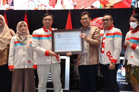 Pencatatan perdana saham PT Platinum Wahab Nusantara Tbk (TGUK) di Bursa Efek Indonesia (BEI), Senin (10/7/2023).  Foto: BEI