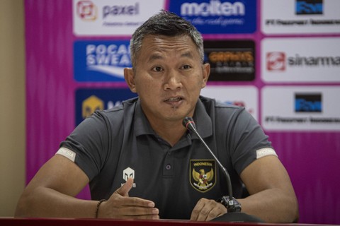 Pelatih Timnas Wanita Indonesia U-19 Rudy Eka Priyambada memberikan keterangan kepada wartawan saat konferensi pers jelang pertandingan AFF U-19 Women Championship 2023 di Stadion Gelora Sriwijaya Jakabaring (GSJ) Palembang, Sumatera Selatan, Selasa  Foto: ANTARA FOTO/Nova Wahyudi