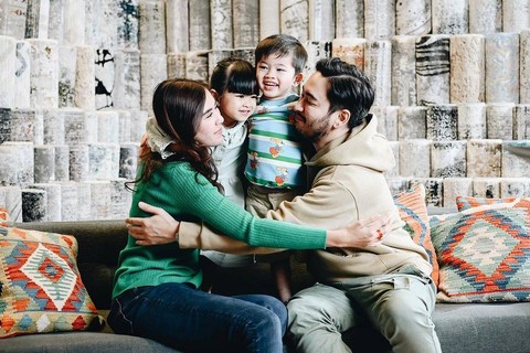 Jeje Govinda dan Syahnaz Sadiqah bersama anak-anak mereka.  Foto: Instagram/@syahnazs