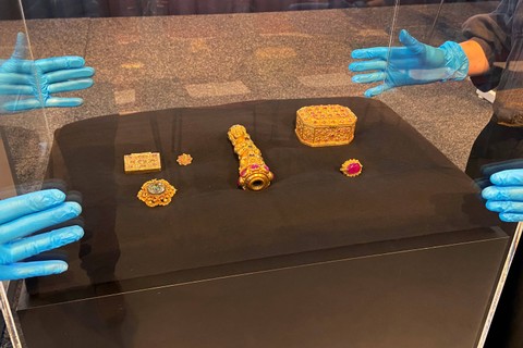 Artefak budaya diserahkan kembali ke Indonesia dalam upacara di Leiden, Belanda, Senin (10/7/2023).  Foto: Aleksandar Furtula/AP PHOTO