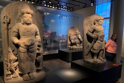 Artefak budaya diserahkan kembali ke Indonesia dalam upacara di Leiden, Belanda, Senin (10/7/2023).  Foto: Aleksandar Furtula/AP PHOTO