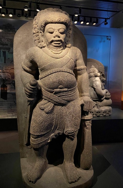 Artefak budaya diserahkan kembali ke Indonesia dalam upacara di Leiden, Belanda, Senin (10/7/2023).  Foto: Aleksandar Furtula/AP PHOTO